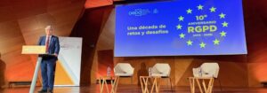 Apertura de la jornada del 10º aniversario del RGPD organizada por la AEPD, con la pantalla del acto al fondo