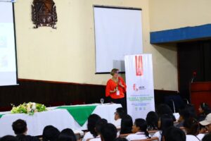 Iciar López-Vidriero Tejedor durante su conferencia magistral en el VI Congreso Internacional de Ciencia y Tecnología Morona Santiago 2026